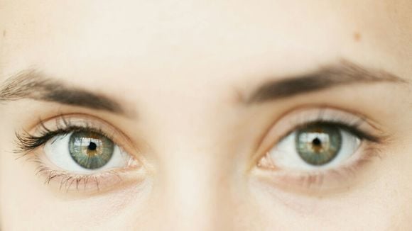 Essa cor para delinear os olhos é muito melhor do que o branco e neutraliza todas as vermelhidões