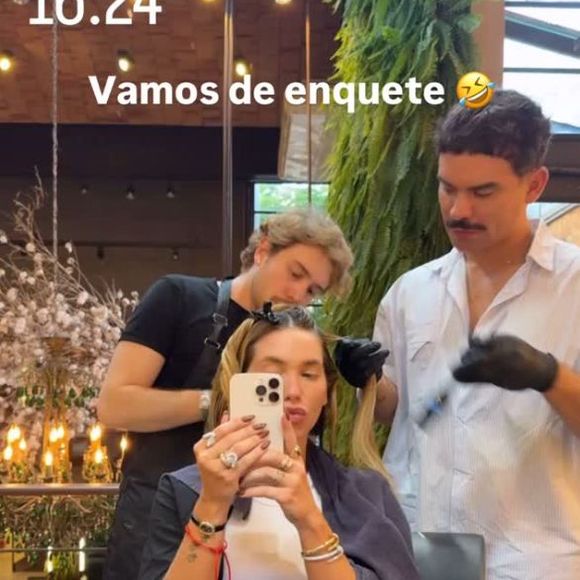 Virgínia Fonseca está em um salão em SP