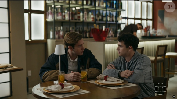 Mau Mau (João Victor Gonçalves) e Felipe (Pietro Antonelli), de ‘Quem Ama Cuida’, tiveram o primeiro beijo adiado, reacendendo o debate sobre a representatividade LGBTQIA+ nas novelas da Globo