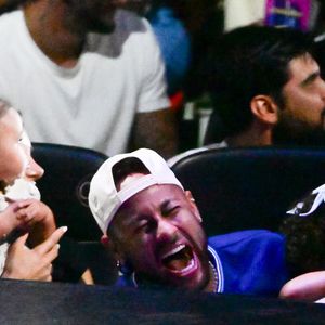 Neymar e Bruna Biancardi levam as filhas Mavie e Mel para apresentação privada de circo no litoral de São Paulo