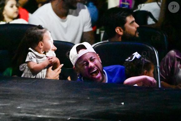 Neymar e Bruna Biancardi levam as filhas Mavie e Mel para apresentação privada de circo no litoral de São Paulo
