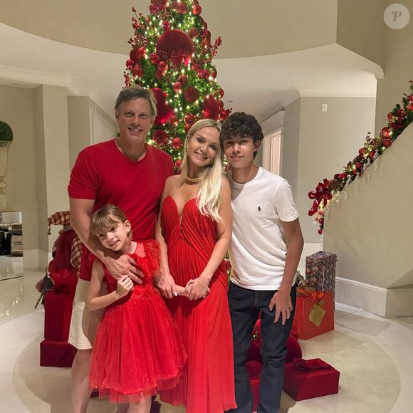 Eliana, os filhos, Arthur e Manuela, e o marido, Adriano Ricco, em foto do Natal 2025