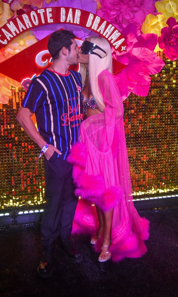 Sabrina Sato e Nicolas Prattes se beijaram durante o Carnaval 2025 em camarote