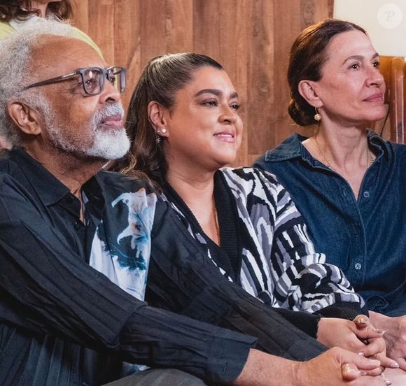 . “Queridos, ela é uma estrela”, disse a cantora e atriz Elisa Lucinda. “Nossa musa!”, declarou a apresentadora Astrid Fontenelle. “Todos os aplausos do mundo”, acrescentou Sarah Oliveira.