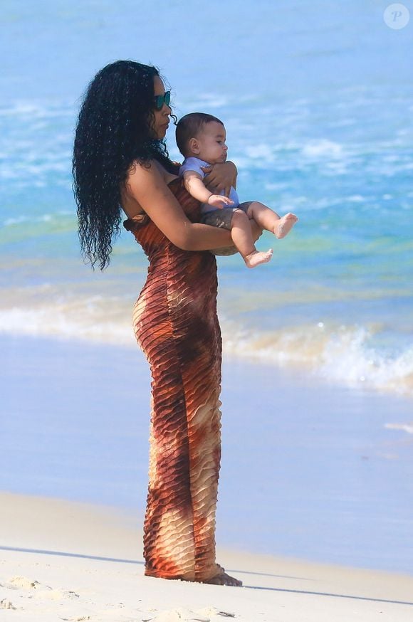 Lorena Maria foi fotografada com o filho, Rás, 5 meses, na praia da Barra da Tijuca, Zona Oeste do Rio em 17 de julho de 2025