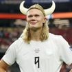 Um souvenir de viagem caro e bizarro: Erling Haaland volta da Copa 2026 com guaxinim empalhado de quase R$ 4 mil; craque pede ajuda sobre o 'mimo'