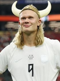 Um souvenir de viagem caro e bizarro: Erling Haaland volta da Copa 2026 com guaxinim empalhado de quase R$ 4 mil; craque pede ajuda sobre o 'mimo'