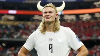 Um souvenir de viagem caro e bizarro: Erling Haaland volta da Copa 2026 com guaxinim empalhado de quase R$ 4 mil; craque pede ajuda sobre o 'mimo'