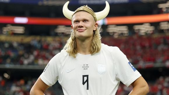 Um souvenir de viagem caro e bizarro: Erling Haaland volta da Copa 2026 com guaxinim empalhado de quase R$ 4 mil; craque pede ajuda sobre o 'mimo'