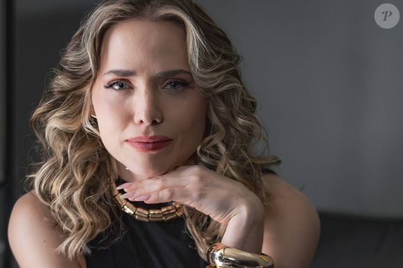 Letícia Colin em 'Jogada de Risco', da Globoplay: corte médio repicado em camadas marcadas, com pontas levemente desfiadas para definição das ondas. A risca é central. O loiro é pleno de luzes em tom bege e platinado, com a raiz levemente esfumada em tom loiro escuro