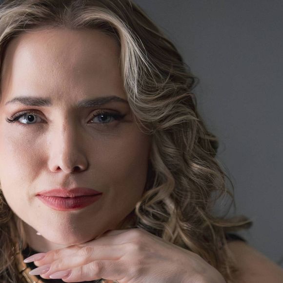 Letícia Colin em 'Jogada de Risco', da Globoplay: corte médio repicado em camadas marcadas, com pontas levemente desfiadas para definição das ondas. A risca é central. O loiro é pleno de luzes em tom bege e platinado, com a raiz levemente esfumada em tom loiro escuro