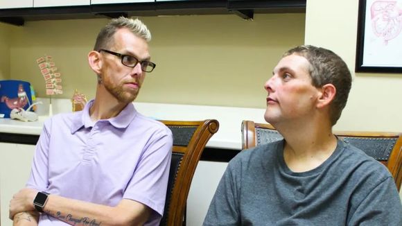 John e Lonnie continuaram suas jornadas após o programa e emagreceram ainda mais. Eles também fizeram cirurgias de remoção de pele