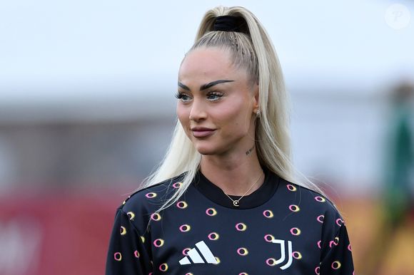 Alisha Lehmann surgiu com a sobrancelha bem mais arqueada que o seu convencional