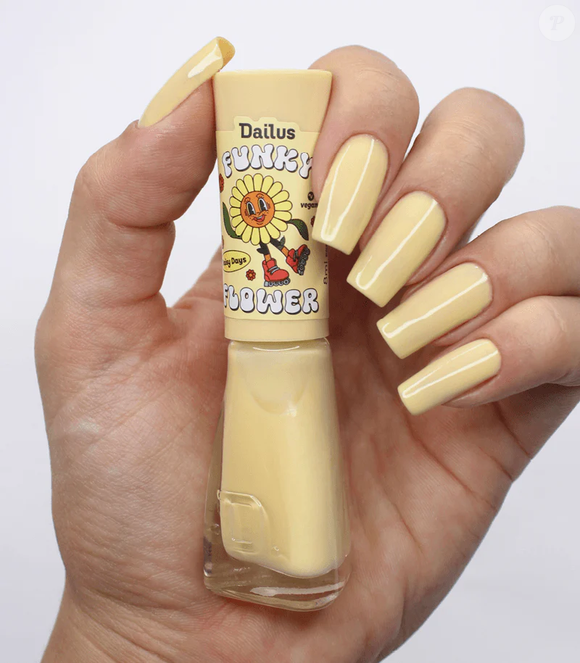 O amarelo manteiga vem ganhando espaço nas tendências de beleza justamente por transmitir sensação de otimismo e descontração. A própria Dailus define a tonalidade do esmalte “Daisy Days” como uma companhia para todas as horas. O produto tem preço sugerido de R$ 9,99