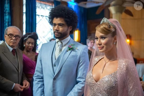 Vestido rosa no lugar do branco: o figurino de Mariana Ximenes em 'Amor Perfeito' é uma referência para noivas que desejam inovar sem abandonar o romantismo. Na pele de Gilda, a atriz usou um modelo com brilho e véu longo rosa para se casar com Orlando, vivido por Diogo Almeida. A combinação mostra como a cor pode aparecer tanto no vestido quanto nos acessórios para criar uma produção coordenada