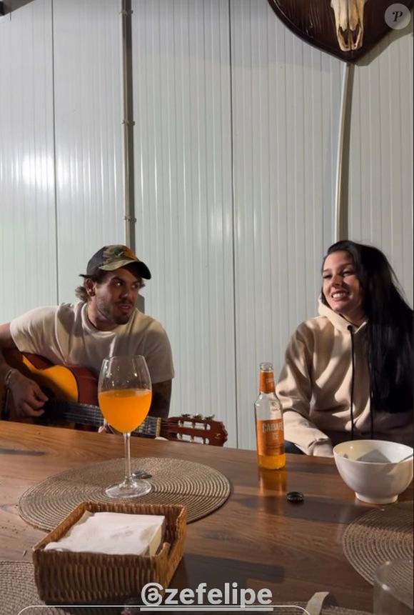À noite, Ana Castela e Zé Felipe se reuniram a amigos e aos pais do cantor para uma roda de viola
