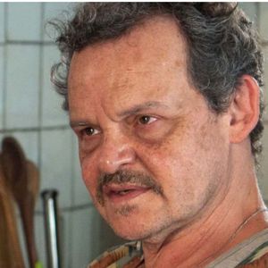 O ator Matheus Nachtergaele interpreta o Poliana no remake de 'Vale Tudo' da Globo.