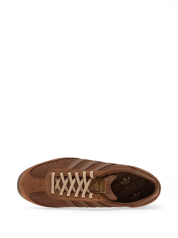 Com exterior em camurça, forro em couro de bezerro e solado de borracha, o Adidas SL 72 OG reúne materiais premium e visual atemporal. Não à toa, o modelo já entrou para a lista de desejos de quem aprecia peças discretamente luxuosas