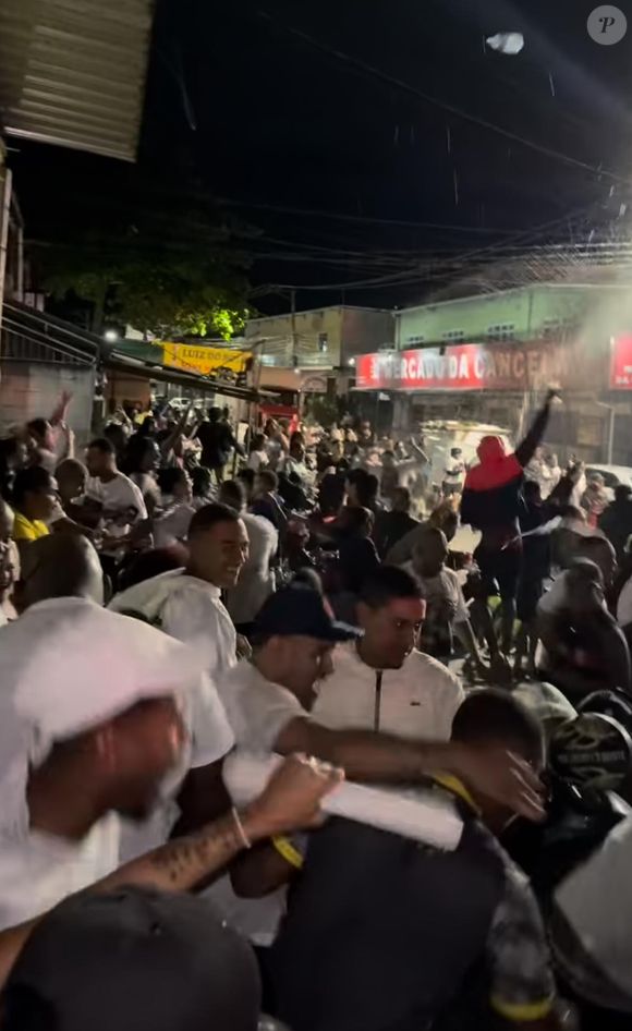 Vivi Noronha filma admiradores e familiares de Poze celebrando liberdade do funkeiro