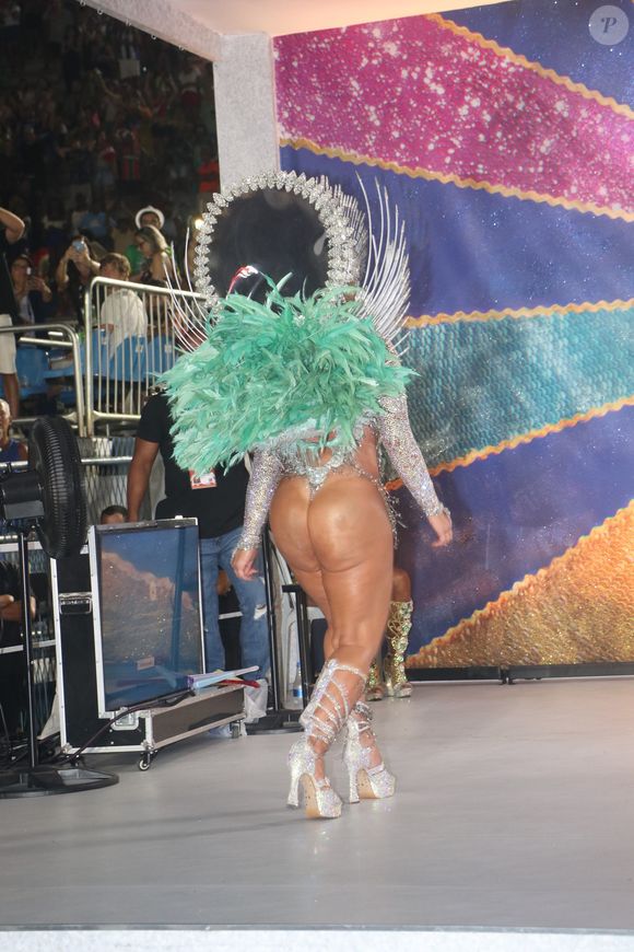 Com fantasia exuberante, Paolla Oliveira valorizou bumbum desenhado em look