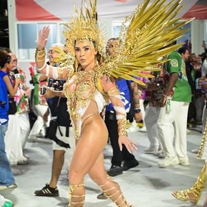 Fabíola Andrade desfilou como rainha de bateria da Mocidade Independente de Padre Miguel nesta segunda-feira, dia 16 de fevereiro