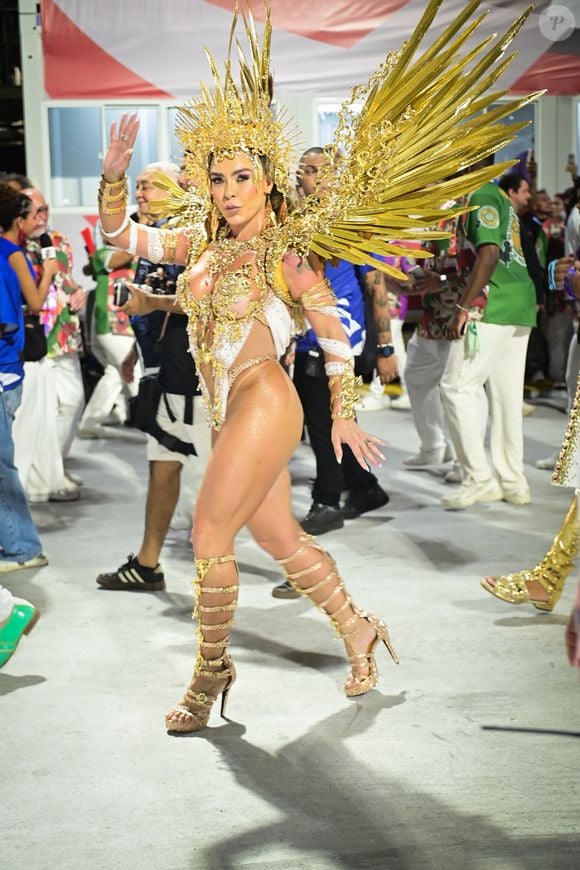 Fabíola Andrade desfilou como rainha de bateria da Mocidade Independente de Padre Miguel nesta segunda-feira, dia 16 de fevereiro