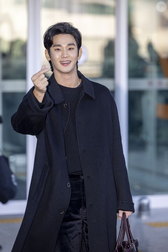 Kim Soo-hyun, por meio da Gold Medalist, negou alegações de que a cena de nudez não estivesse incluída no roteiro