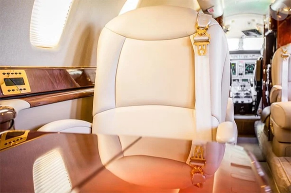 Modelo da aeronave conta com interior luxuoso e capacidade para transportar passageiros com privacidade.