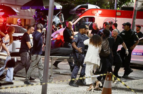 Corpo de Odete Roitman, papel de Débora Bloch, aparece em maca durante gravação do remake de Vale Tudo