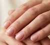 Rosa translúcido valoriza unhas curtas com efeito natural: acabamento delicado uniformiza visualmente a unha, disfarça pequenas imperfeições e ajuda a criar a impressão de dedos mais alongados