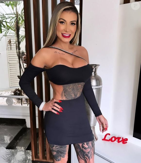 Andressa Urach cobriu a barriga com um tigre e colocou diversos piercings