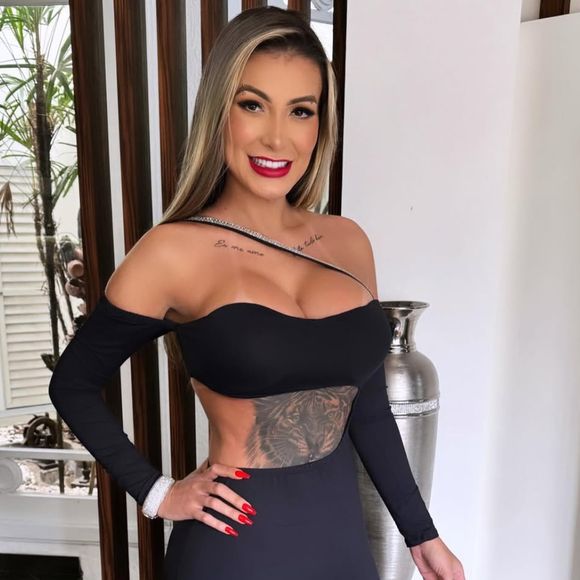 Andressa Urach cobriu a barriga com um tigre e colocou diversos piercings