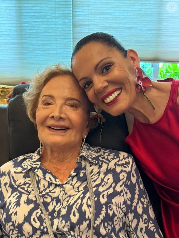 "Quando eu borrifei um pouco o perfume… senti uma espécie de delicadeza. Trouxe de volta tudo. A presença dela, a elegância dela, o riso dela. O amor dela", escreveu Mocita Fagundes