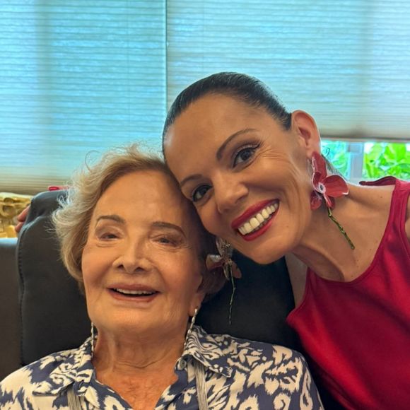 "Quando eu borrifei um pouco o perfume… senti uma espécie de delicadeza. Trouxe de volta tudo. A presença dela, a elegância dela, o riso dela. O amor dela", escreveu Mocita Fagundes
