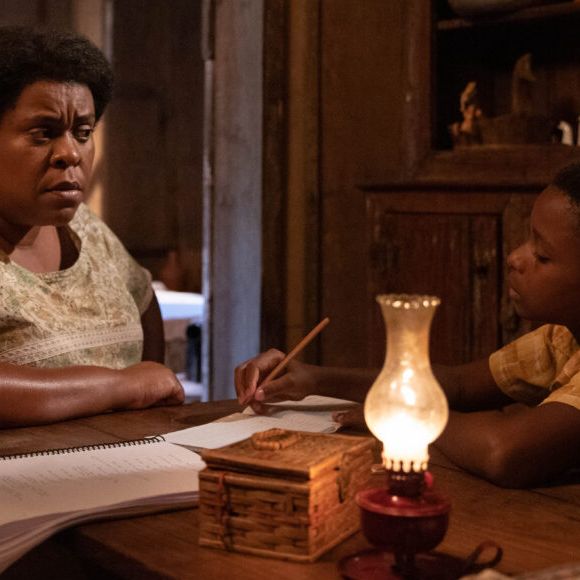 Cacau Protásio interpreta Dona Malvina, mãe do comediante.