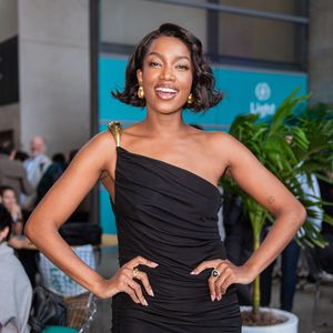 Iza na Rio2C escolheu um vestido midi drapeado de um ombro só, adornado com um detalhe em metal dourado na alça que eleva o status da produção. Finalizado com sandálias de tiras finas e um corte de cabelo bob ondulado, o look exala sofisticação e presença
