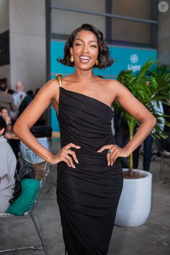 Iza na Rio2C escolheu um vestido midi drapeado de um ombro só, adornado com um detalhe em metal dourado na alça que eleva o status da produção. Finalizado com sandálias de tiras finas e um corte de cabelo bob ondulado, o look exala sofisticação e presença