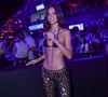 Bruna Marquezine elegeu look verde com barriga à mostra e atraiu holofotes nas frisas da Sapucaí