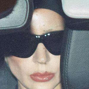 Vários seguranças, drible nos fãs, aerolook all black e +: o desembarque de Lady Gaga no RJ para histórico em Copacabana