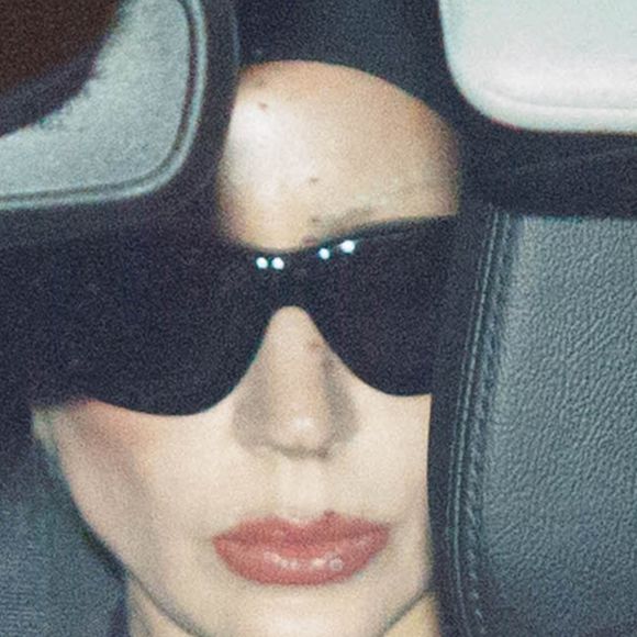 Vários seguranças, drible nos fãs, aerolook all black e +: o desembarque de Lady Gaga no RJ para histórico em Copacabana