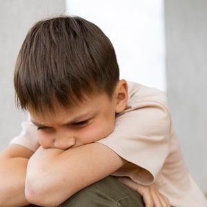 Crianças não podem trocar momentos de estudo e diversão para cuidar dos irmãos, alerta psicologia