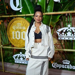 Show da Lady Gaga no Rio: Jeniffer Nascimento apostou em um look branco com detalhes em preto