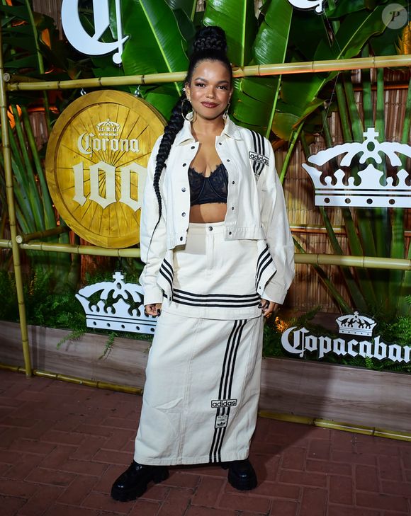 Show da Lady Gaga no Rio: Jeniffer Nascimento apostou em um look branco com detalhes em preto