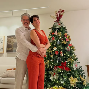 Natal dos famosos: William Bonner e Natasha Dantas posam apaixonados em frente a decoração da sala