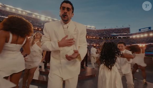 Bad Bunny trocou a jersey por um blazer de abotoamento duplo