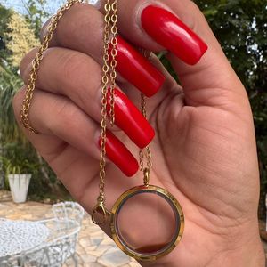 Andressa Urach deu para o amado um colar com uma gota do próprio sangue menstrual. A informação foi revelada pela famosa em nota enviada à imprensa