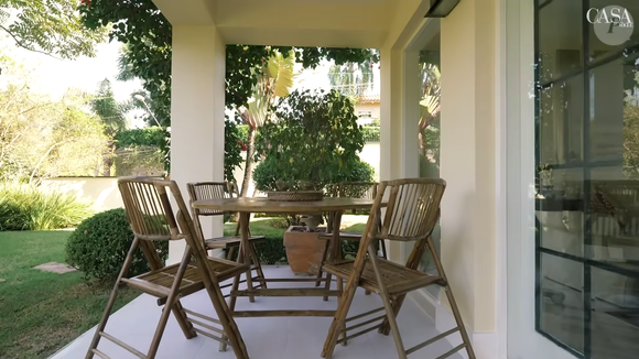Além daquele ambiente, Ronnie Von também tem uma mesa externa quando quer algo mais refrescante