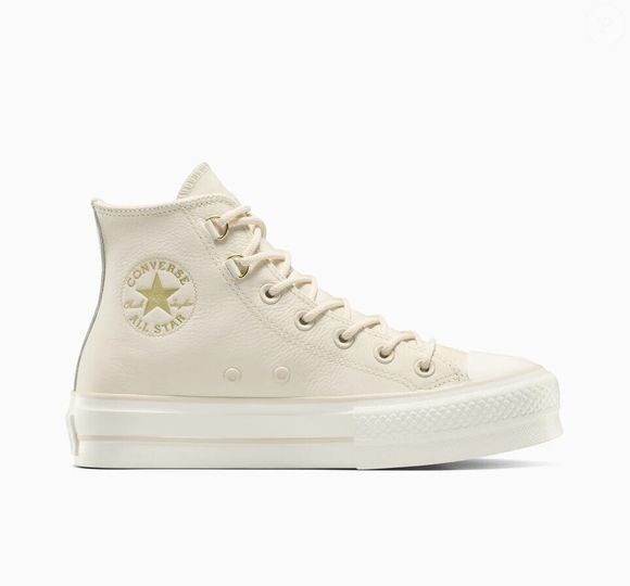 O clássico branco ganha nova leitura em 2026: o All Star Chuck Taylor Lift Platform Glam em couro, no tom Cloud Dancer, reflete a tendência apontada pela Vogue e pela Pantone