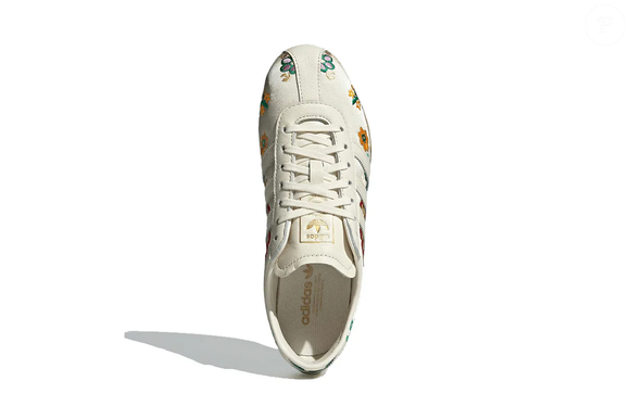 O novo Adidas Tokyo Crew White Floral Embroidery combina tradição e modernidade em um único modelo, apostando em detalhes florais que elevam as produções com vestidos, saias e jeans