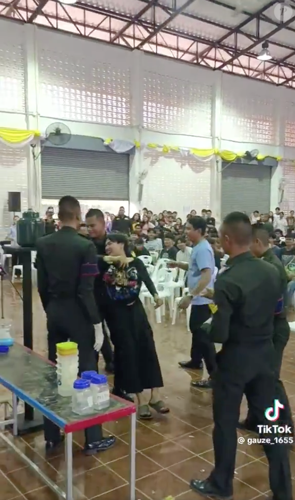 Não é incomum ver jovens desmaiando ou sendo socorridos por militares - quando são dispensados, todo mundo faz festa e grita muito